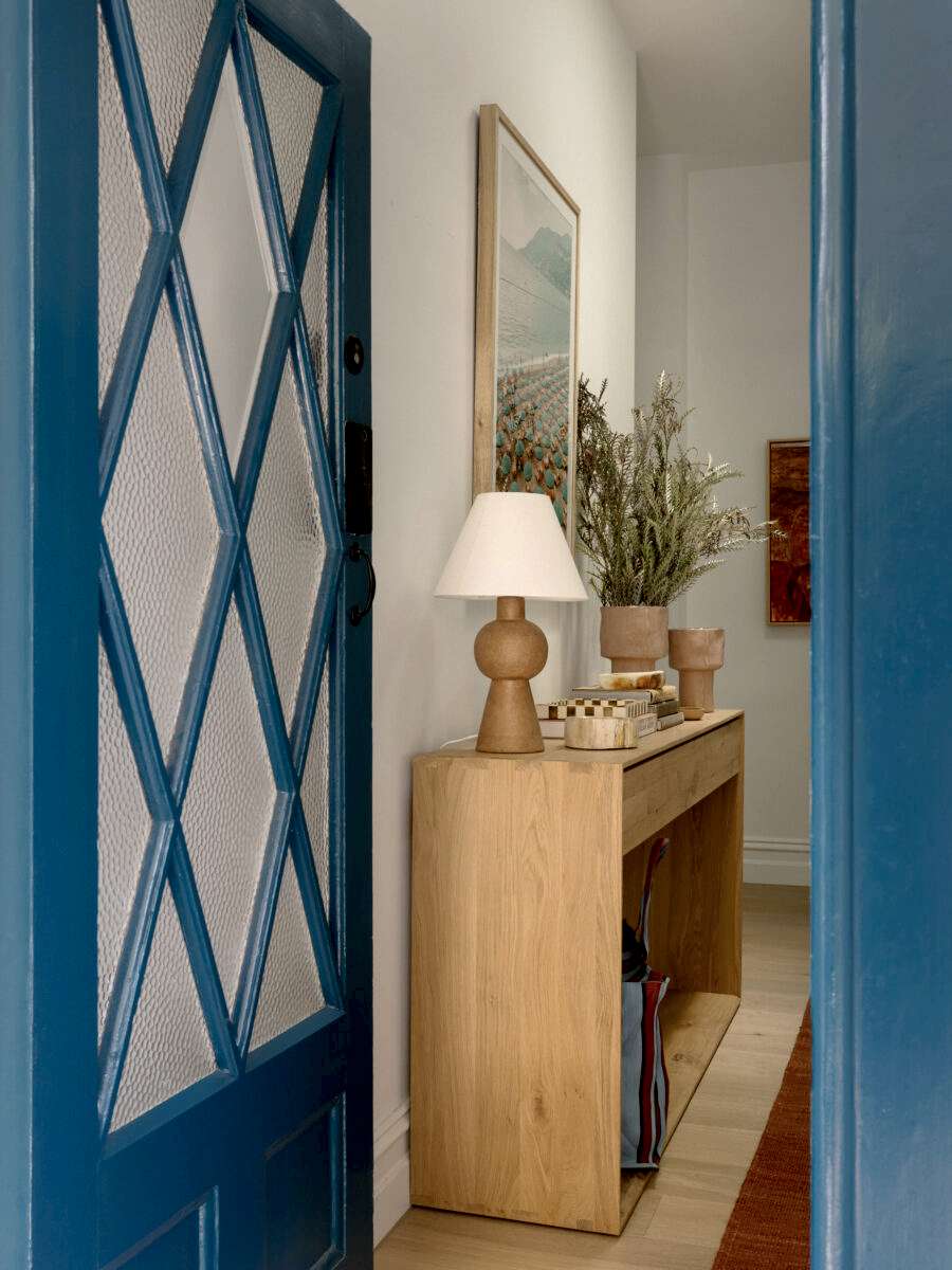 eclectic-creative-interior-styling-entrance